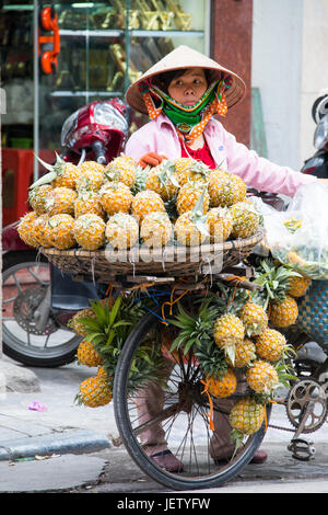 Frau verkaufen Ananas auf der Straße in Hanoi, Vietnam Stockfoto