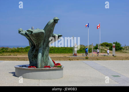 Skulptur, Erinnerung und Erneuerung am Juno Beach Centre, zweiten Weltkrieg Museum in Courseulles-Sur-Mer, Calvados, Normandie, Frankreich Stockfoto