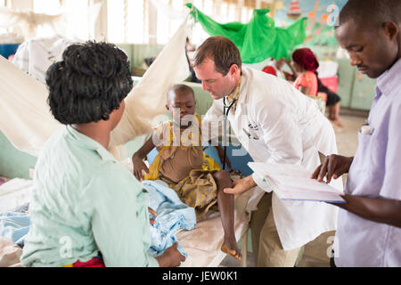 Ein Expat missionarischen Arzt arbeitet auf der Kinderstation in Bundibugyo Krankenhaus, Uganda. Stockfoto
