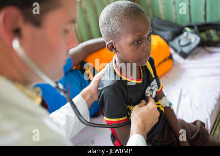 Ein Expat missionarischen Arzt arbeitet auf der Kinderstation in Bundibugyo Krankenhaus, Uganda. Stockfoto