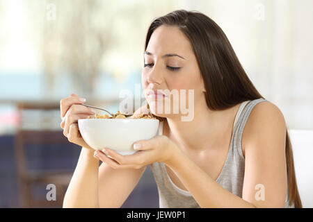 Angewidert Frau Getreide mit schlechtem Geschmack zu Hause essen Stockfoto
