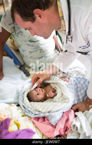 Ein Expat missionarischen Arzt arbeitet auf der Kinderstation in Bundibugyo Krankenhaus, Uganda. Stockfoto