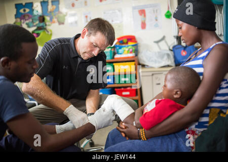 Ein Expat-Physiotherapeut wirft junge mit Klumpfüße in Bundibugyo, Uganda. Stockfoto