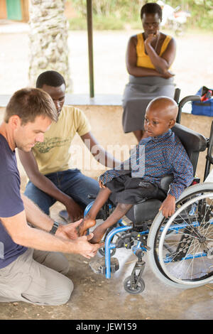 Ein Expat-Physiotherapeut hilft ein Junge mit Klumpfüße in Bundibugyo, Uganda. Stockfoto