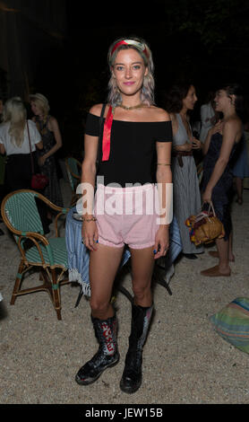 New York, NY USA - 26. Juni 2017: Chloe Norgaard besucht, Cocktails und Gespräch in der Feier mit Stück & Co im Bowery Garden Stockfoto