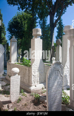 Islamische Gräber auf dem Friedhof in der Nähe der Moschee in Istanbul, Türkei. Stockfoto