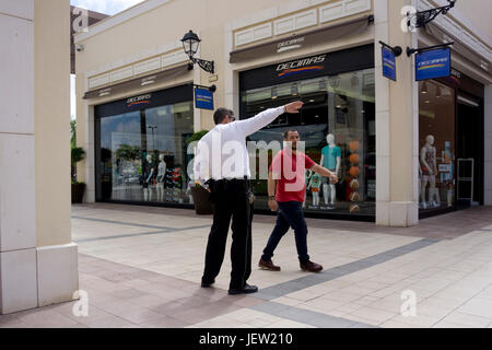 Wachmann in einem Einkaufszentrum und Wegbeschreibungen Stockfoto