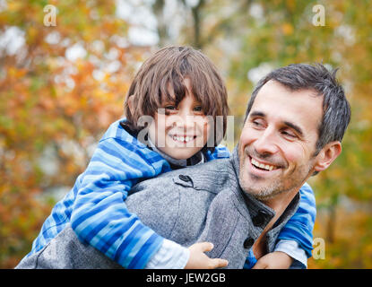 Mann mit seinem Sohn Huckepack Fahrt Stockfoto