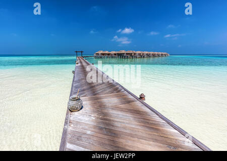 Holzsteg in Richtung Wasser-Villen auf den Malediven. Zurückgreifen Sie auf einer Insel im Indischen Ozean Stockfoto