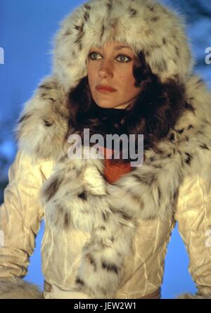 Amerikanische Model Marisa Berenson, posiert in einem White Fox-Pelz-Mantel von Révillon entworfen.  Sie kam ein paar Tage im österreichischen Dirigenten Herbert von Karajan Chalet in Saint-Moritz.  März 1974 Foto Michael Holtz Stockfoto