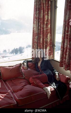 Amerikanische Model Marisa Berenson kam ein paar Tage im österreichischen Dirigenten Herbert von Karajan Chalet in Saint-Moritz.  Februar 1975 Foto Michael Holtz Stockfoto