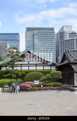 TOKYO, JAPAN - ca. April 2013: Altes Haus des Hyakunin-Bansho Wachhaus und Hochhäuser der Innenstadt. Das Wachhaus liegt in der Nähe der Ote Stockfoto