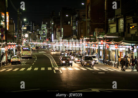 TOKYO, JAPAN - ca. April 2013: Nachtverkehr ist auf den Straßen in der Innenstadt. Das Nachtleben ist auf den Straßen von Shinjuku Bezirk. Beleuchtung von Fahrzeug Stockfoto