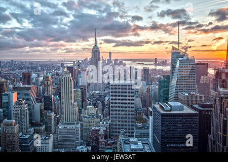 Luftaufnahme von Empire State Building bei Sonnenuntergang Stockfoto