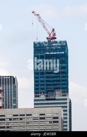 TOKYO, JAPAN - ca. April 2013: Yomiuri Shimbun japanischen Zeitung Tokyo Hauptquartier befindet sich im Aufbau. Das Marunouchi ist eine zentrale comm Stockfoto