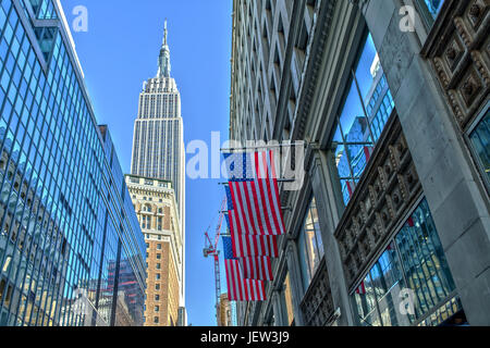 Empire State Building und US-Flagge Stockfoto