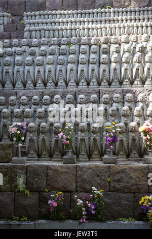 KAMAKURA, JAPAN — Ca. April 2013: Tausende von kleinen Jizo steinerne Statuen in langen Reihen stehen in der Nähe von Jizo-Do Halle des Hasedera. Die Statuen sind da, um c Stockfoto