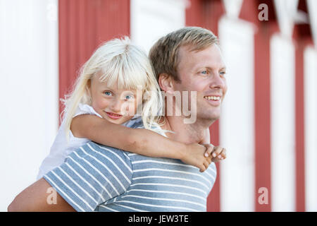 Vater und Tochter Huckepack Fahrt Stockfoto