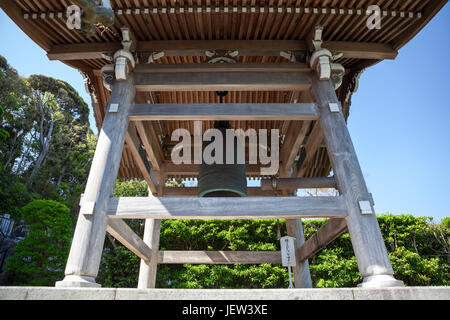 KAMAKURA, JAPAN — Ca. April 2013: hölzerner Glockenturm mit große Glocke ist im Innenhof des Hasedera-Schrein. Tempel ist in der Nähe des Dorfes Hase in t Stockfoto