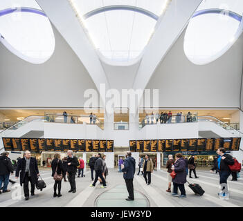 New Street Station, Zusammentreffen mit dem Zug Abfahrtstafel. Neue Straße Bahnhof Birmingham, Birmingham, Vereinigtes Königreich. Architekt: AZPML Atkins und Hask Stockfoto