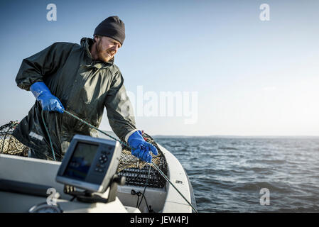 Fischer am Boot Stockfoto