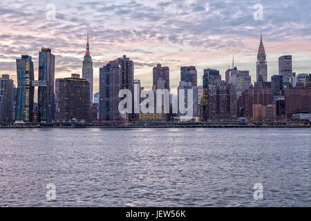 Skyline von New York mit dem Empire State Building vom Gantry Plaza Stockfoto