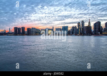 New York Skyline von Gantry Plaza zur blauen Stunde Stockfoto