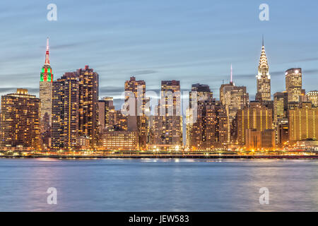 New York Skyline von Gantry Plaza Stockfoto