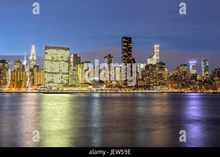 New York Skyline von Gantry Plaza zur blauen Stunde Stockfoto