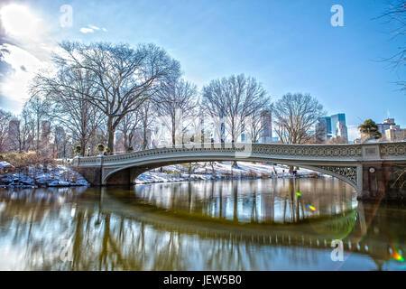 Bogenbrücke im Central Park im Winter Stockfoto