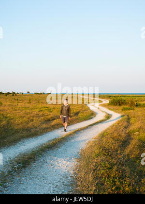 Mann zu Fuß auf Feldweg Stockfoto