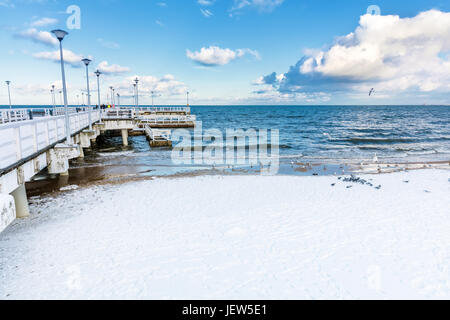 Winter Ostsee Meer Landschaft. Pier in Brzezno Danzig. Verschneiten, sonnigen Tag Stockfoto