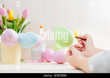 Kreative Malerei Pastell Osterei. Von Hand gefertigt. Stockfoto