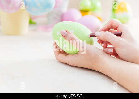 Künstlerische Malerei Pastell Osterei. Handgemachte Dekoration. Stockfoto