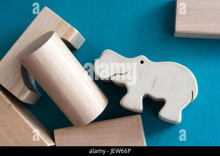 Öko-Kinder-Spielzeug verstreut. Holzblöcke und Hippo auf blauem Hintergrund Stockfoto