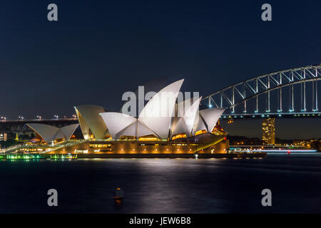 Blick auf Sydney Oper und die Harbour Bridge bei Nacht, Langzeitbelichtung Stockfoto