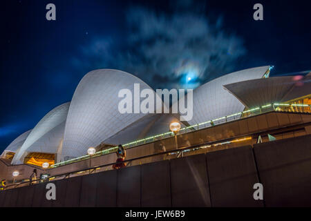 SYDNEY, Australien - APRIL 20: Detail des Sydney Opera House in der Nacht vom dänischen Architekten Jørn Utzon entworfen. Opera ist Wahrzeichen und eines der meisten Stockfoto