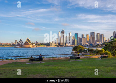 SYDNEY, Australien - APRIL 20: Blick auf die Skyline von Sydney Opera House und Sydney Innenstadt. April 2016 Stockfoto