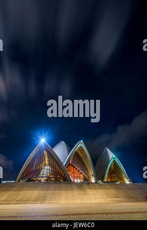 Sydney Opera House mit Treppe in der Nacht mit Mond, Langzeitbelichtung Stockfoto