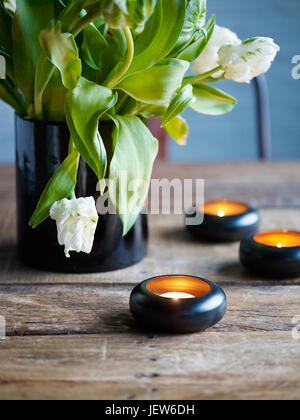 Kerzen und Tulpen in vase Stockfoto