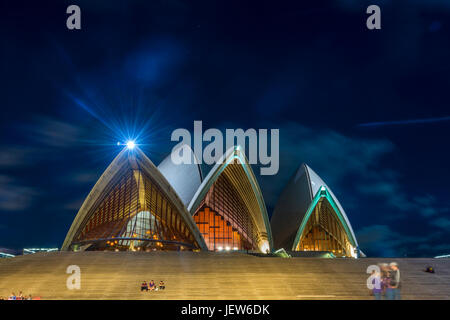 Sydney Opera House mit Treppe in der Nacht mit Mond, Langzeitbelichtung Stockfoto