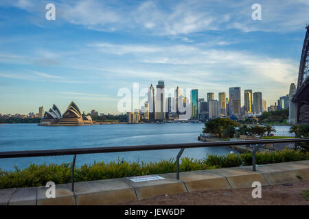 SYDNEY, Australien - APRIL 20: Blick auf die Skyline von Sydney Opera House und Sydney Innenstadt. April 2016 Stockfoto