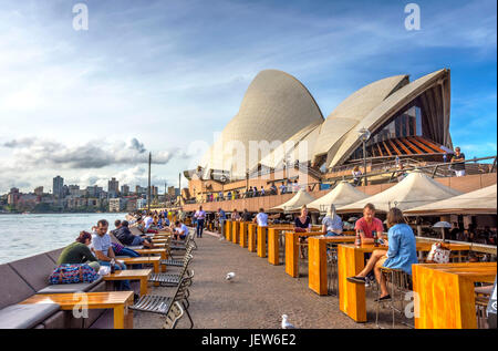 SYDNEY, Australien - APRIL 19: Leute sitzen in der Opera Bar neben Sydney Opera House. April 2016. Stockfoto