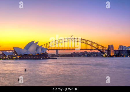 Blick auf Sydney Opera House und Harbour Bridge bei Sonnenuntergang Stockfoto