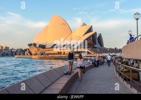 SYDNEY, Australien - 21 APRIL: Passanten die Opera Bar am Sydney Opera House. April 2016. Stockfoto