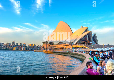 SYDNEY, Australien - 21 APRIL: Passanten die Opera Bar am Sydney Opera House. April 2016. Stockfoto