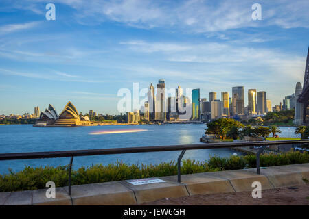 SYDNEY, Australien - APRIL 20: Blick auf die Skyline von Sydney Opera House und Sydney Innenstadt. April 2016 Stockfoto