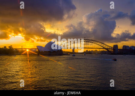 Blick auf Sydney Oper und die Harbour Bridge bei Sonnenuntergang Stockfoto