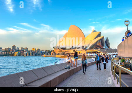 SYDNEY, Australien - 21 APRIL: Passanten die Opera Bar am Sydney Opera House. April 2016. Stockfoto