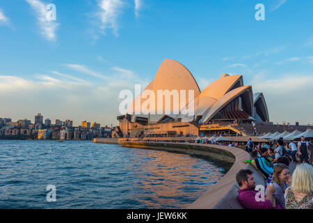 SYDNEY, Australien - 21 APRIL: Passanten die Opera Bar am Sydney Opera House. April 2016. Stockfoto